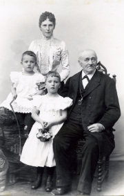 Anna Frahm geb. Kahrs mit ihren Kindern Anna"Dörte" Frahm und einem Bruder sowie Großvater Kahrs.