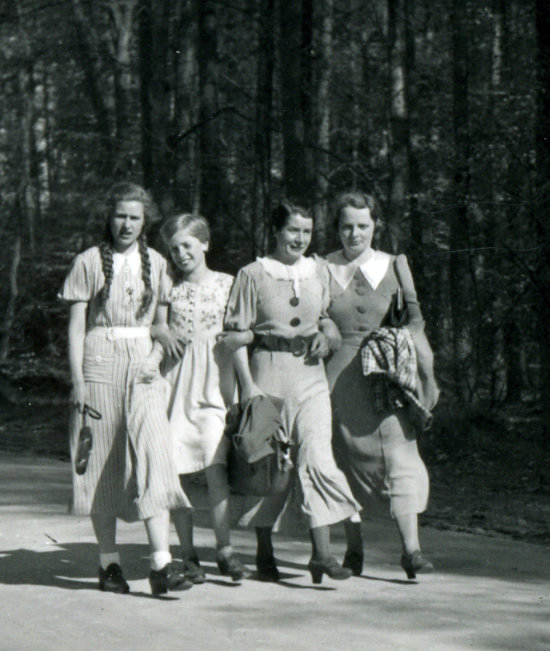 Ursula Haake mit Freundinnen 1937