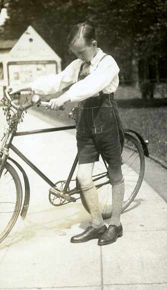 Ekkehard Johler mit seinem neuen Fahrrad