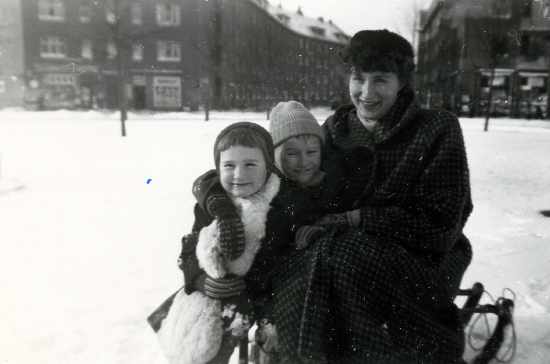 Karin Lauritzen mit ihren Kindern vor ihrem Wohnhaus in Hamburg am Pagenfelder Platz um 1954
