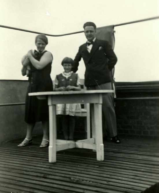 Walther Hinsch mit seiner Haushälterin und Karin Johler auf der Terrasse seiner Wohnung am Grasweg.Ca. 1930.